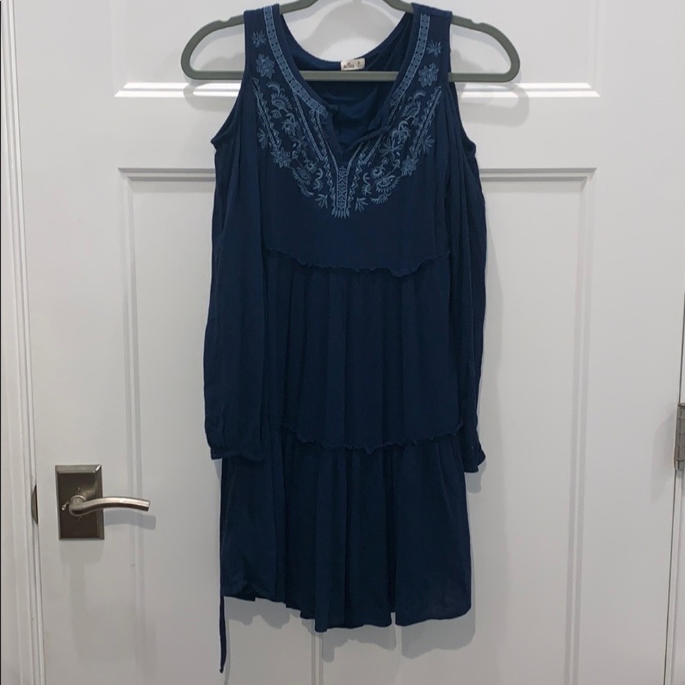 Short blue dress, long sleeves and open shoulder